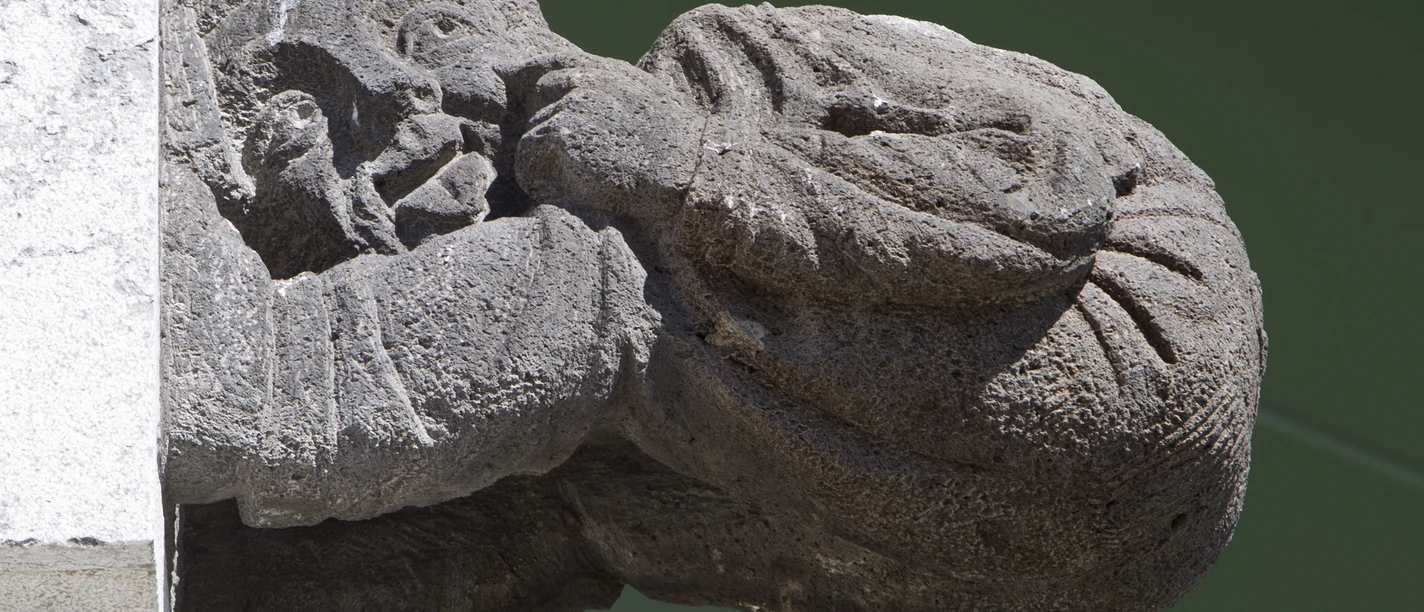 Das Bonner Brückenmännchen Das Bonner Brückenmännchen (bönnsch: Bröckemännche) ist eine Steinskulptur, die 1898 beim Bau der ersten Bonner Rheinbrücke am rechten Turm des Beueler Strompfeilers befestigt wurde und ihren Hintern zur Beueler Seite streckte. Hintergrund war, dass die Brücke ausschließlich von Bonnern finanziert wurde, weil sich die Bewohner der schäl Sick nicht an den Kosten beteiligen wollten.