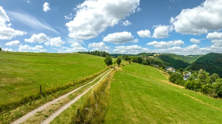 Aussicht bei Simmerath-Dedenborn in die weite Eifel-Landschaft