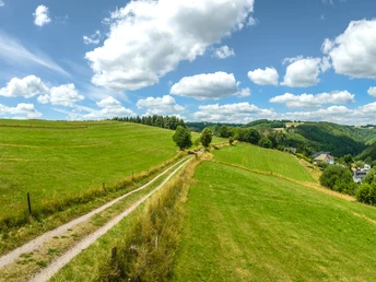 Aussicht bei Simmerath-Dedenborn in die weite Eifel-Landschaft