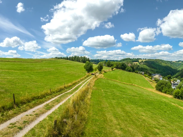 Aussicht bei Simmerath-Dedenborn in die weite Eifel-Landschaft