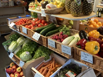 Dorfladen Riegsee Frisches Obst und Gemüse im Dorfladen Riegsee, inklusive Tomaten und Ananas.