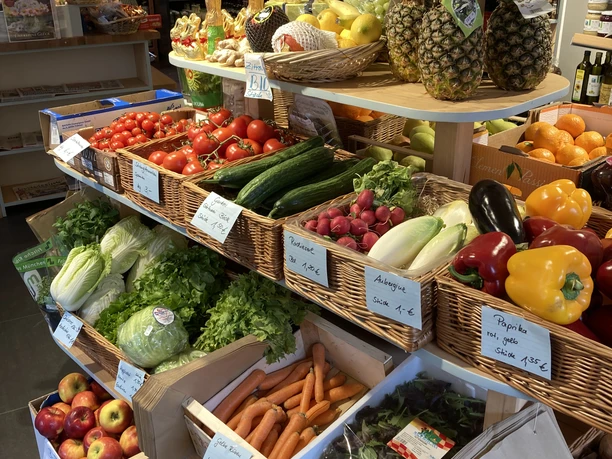 Dorfladen Riegsee Frisches Obst und Gemüse im Dorfladen Riegsee, inklusive Tomaten und Ananas.