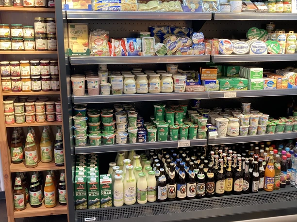 Dorfladen Riegsee Regal mit regionalen Lebensmitteln und Getränken im Dorfladen "Beim Kramer".