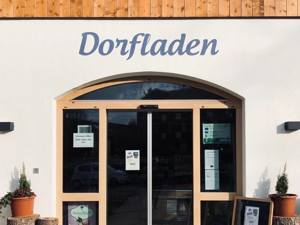 Dorfladen Grafenaschau Eingang des Dorfladen Grafenaschau mit Glas-Doppeltüren und Schaufenster.