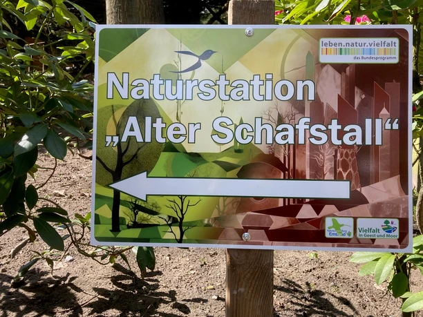 Naturstation Alter Schafstall - Vielfalt in Geest und Moor ©Naturschutzstiftung Emsland.jpg Hinweisschild zur Naturstation Alter Schafstall mit Pfeil und Logos des Naturschutzprogramms.