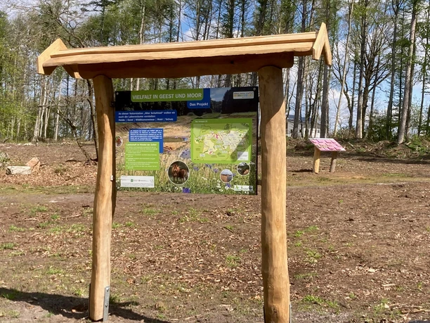 Infotafel Das Projekt ©Naturschutzstiftung Emsland.jpg Holzüberdachte Infotafel der Naturschutzstiftung Emsland zur Landschaftsvielfalt in Geest und Moor