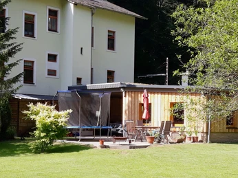 Garten mit Sitzecke und Trampolin