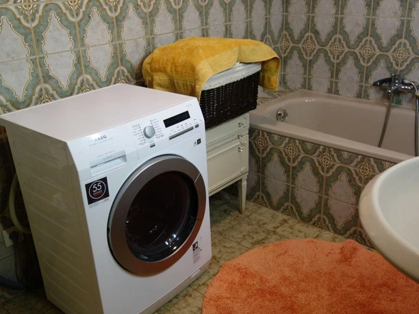 Großes Bad mit Waschmaschine
