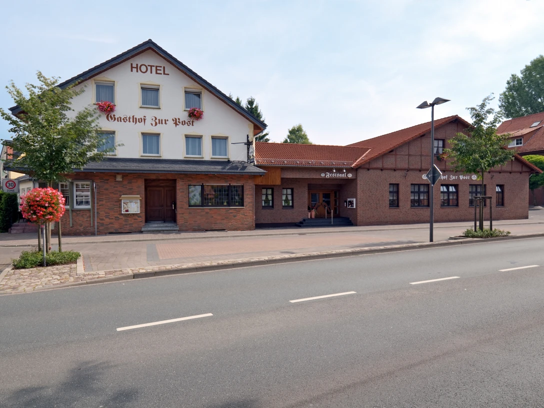 GzP_Aussenansicht02_c_GzP.jpg Hotel mit Backsteinfassade und traditionellen Schriftzügen, gelegen an einer ruhigen Straße.