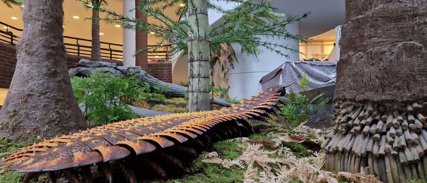 Tausendfüßer(c)ImkePieper.jpg A lifelike model of a prehistoric millipede, surrounded by artificial vegetation.