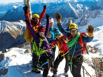 Zugspitze via Höllental (74 von 77).jpg Bergsteigergruppe auf verschneitem Gipfel mit Ausrüstung, Berge im Hintergrund.