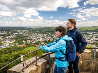 Kreis Hoexter-Kaiser-Karls-Turm Bad Driburg-Teutoburger-Wald-Tourismus-D-Ketz-071.jpg Blick vom Kaiser-Karls-Turm auf die weite Landschaft des Teutoburger Waldes und die Stadt Bad Driburg.