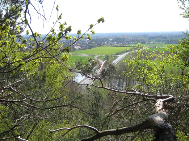 Hörstel_Blick auf das Nasse Dreieck_Foto Stadt Hörstel.JPG Blick über das Nasse Dreieck in Hörstel, mit Flusslandschaft und einer geschwungenen Brücke.