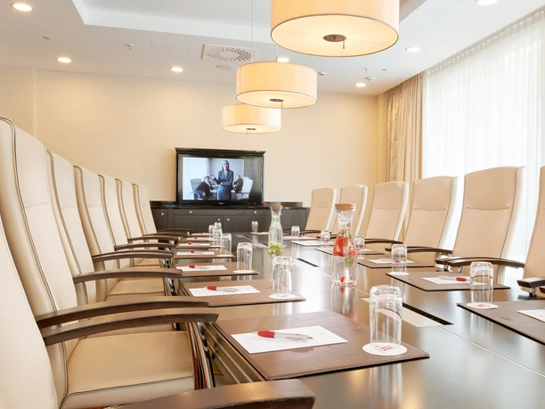 Boardroom meeting room at the conference hotel Leipzig Marriott Hotel | Leipzig Convention Bureau Boardroom meeting room with boardroom style seating at the conference hotel Leipzig Marriott Hotel - presented by Leipzig Convention Bureau