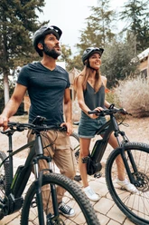 Fahrradverleih in der Tourist-Information happiness couple with mountain ebike outdoors