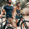 Fahrradverleih in der Tourist-Information happiness couple with mountain ebike outdoors