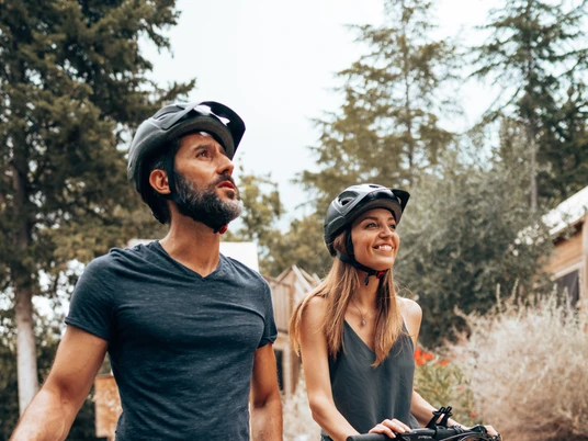 Fahrradverleih in der Tourist-Information happiness couple with mountain ebike outdoors