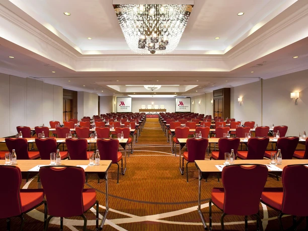 Tagungsraum Ballsaal im Tagungshotel Leipzig Marriott Hotel | Leipzig Convention Bureau Tagungsraum Ballsaal mit parlamentarischer Bestuhlung im Tagungshotel Leipzig Marriott Hotel - präsentiert vom Leipzig Convention Bureau