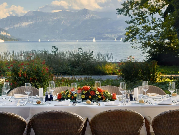 gartentereasse-seepark-thun-tisch-dekor-aussicht-thunersee.jpg