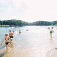 ErnestoUhlmann_StauseeOberrabenstein.jpg Menschen genießen einen sonnigen Tag am Stausee, schwimmen und entspannen am Sandstrand.People enjoy a sunny day at the reservoir, swimming and relaxing on the sandy beach.Lidé si užívají slunečného dne u přehrady, koupání a odpočinku na písečné pláži.Ludzie cieszą się słonecznym dniem nad zbiornikiem wodnym, pływając i relaksując się na piaszczystej plaży.Mensen genieten van een zonnige dag bij het stuwmeer, zwemmen en ontspannen op het zandstrand.Le persone si godono una giornata di sole al lago artificiale, nuotando e rilassandosi sulla spiaggia sabbiosa.