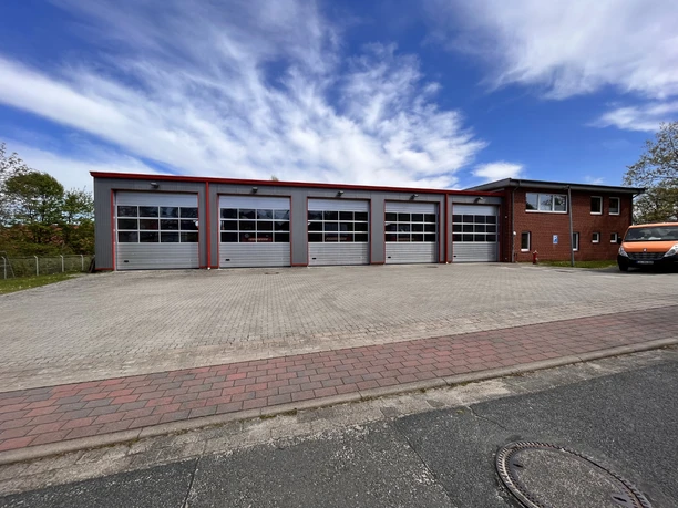 FFW Amelinghausen Feuerwehrgerätehaus Amelinghausen mit fünf Fahrzeughallen und Nebengebäude unter blauem Himmel.