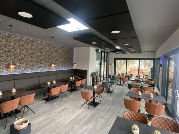 Pier1_Ansicht Gastraum.jpg Gastraum mit grauen Tischen und braunen Stühlen, linkerhand große Fensterfront