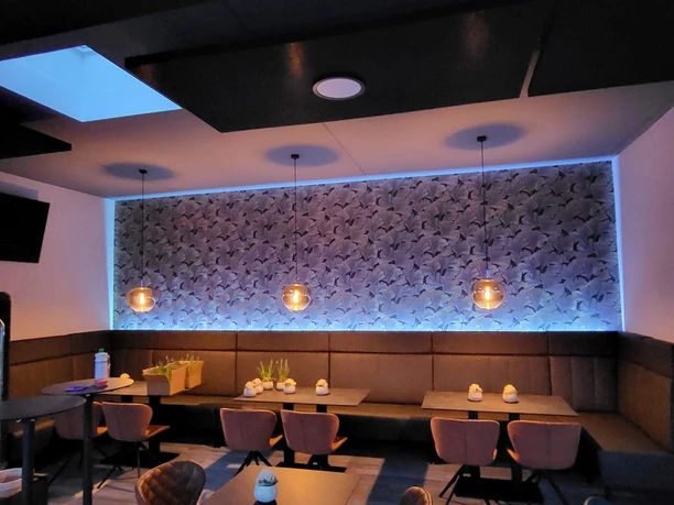 Pier1_Ansicht Innen Sitzplätze Detail.JPG Gastraum mit Tischen und Stühlen