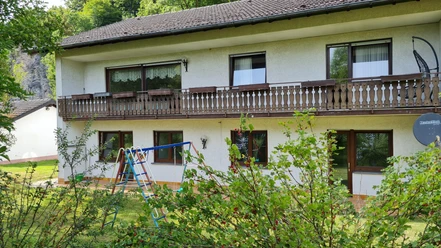 Blick vom Ahbach/Süden auf die Ferienwohnungen