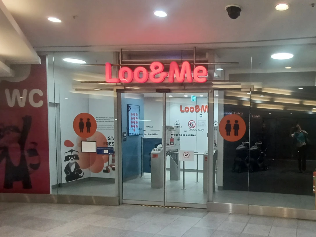 Öffentliche Toilette im Untergeschoss am Hauptbahnhof - Barrierefreie Sanitäranlagen in Leipzig Öffentliche barrierefreie Toiletten im Untergeschoss des Hauptbahnhofs LeipzigPublic barrier-free toilets in the basement of Leipzig main stationBezbariérové veřejné toalety v suterénu lipského hlavního nádražíToalety publiczne bez barier w podziemiach dworca głównego w LipskuBarrièrevrije openbare toiletten in de kelder van het Centraal Station van LeipzigServizi igienici pubblici senza barriere nel seminterrato della stazione centrale di Lipsia