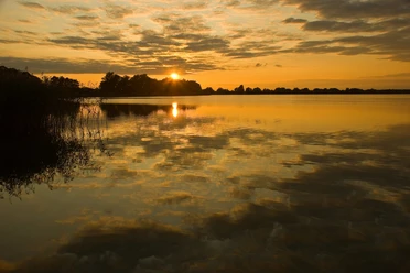 Mechower_See_Ebelt.jpg Blick auf den Mechower See bei Sonnenuntergang, Wasser spiegelt den Himmel