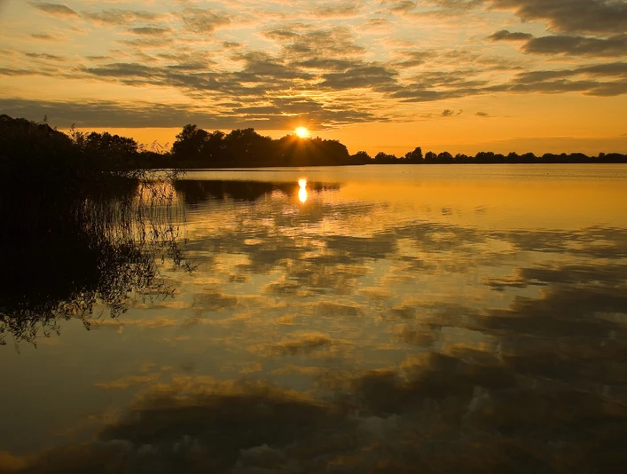 Mechower_See_Ebelt.jpg Blick auf den Mechower See bei Sonnenuntergang, Wasser spiegelt den Himmel
