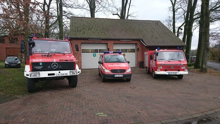 betzendorf ffw.JPG Drei rot-weiße Feuerwehrfahrzeuge stehen vor dem Backsteingebäude der Freiwilligen Feuerwehr Betzendorf.