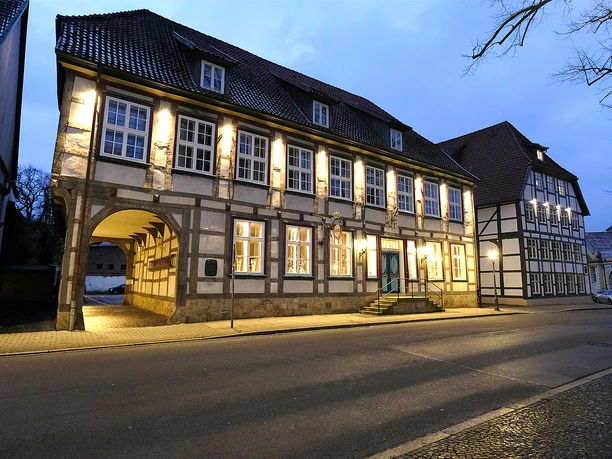 Historisches Fachwerkhaus in der Abenddämmerung, Beleuchtung hebt die Architektur hervor.
