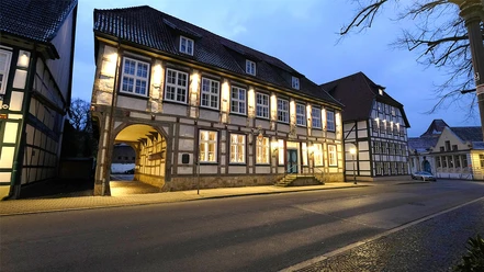 180204-1740-fuerst.jpg Historisches Fachwerkhaus in der Abenddämmerung, Beleuchtung hebt die Architektur hervor.