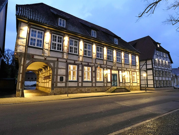 180204-1740-fuerst.jpg Historisches Fachwerkhaus in der Abenddämmerung, Beleuchtung hebt die Architektur hervor.