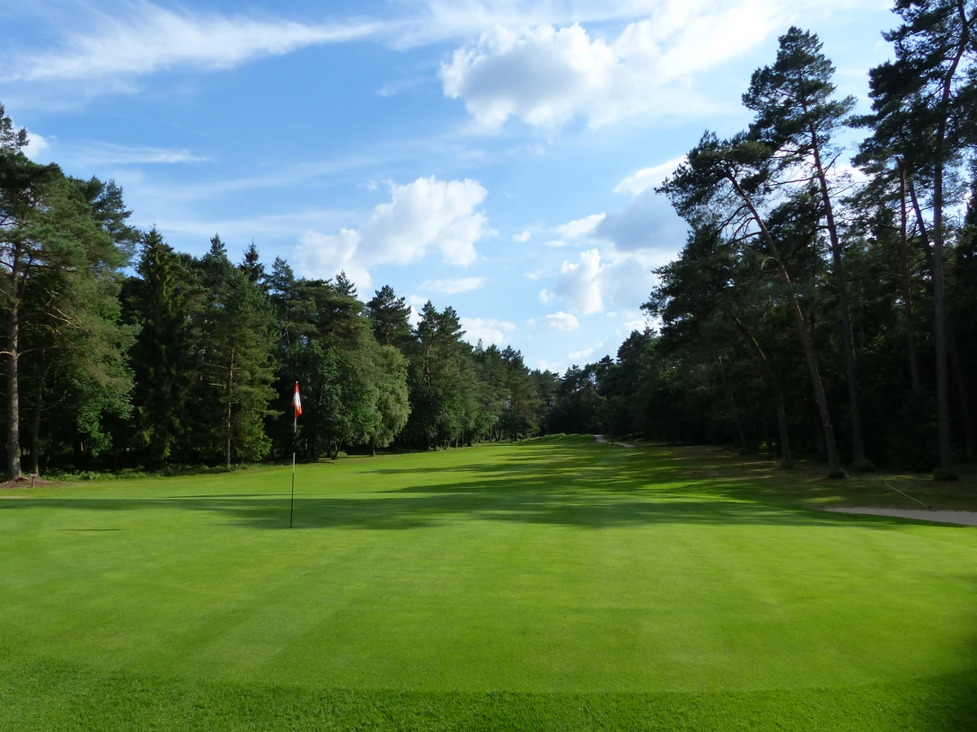 Golfen in weitläufiger Natur