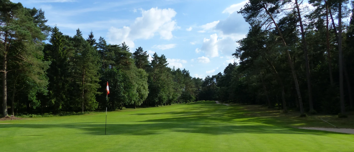 Golfen in weitläufiger Natur