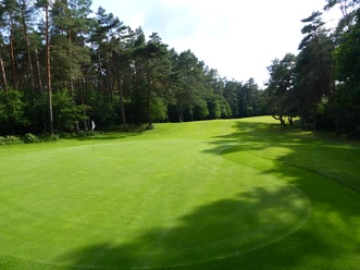 Hügellandschaft des Golfclubs