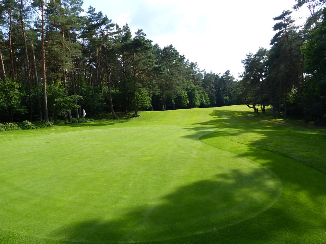 Hügellandschaft des Golfclubs