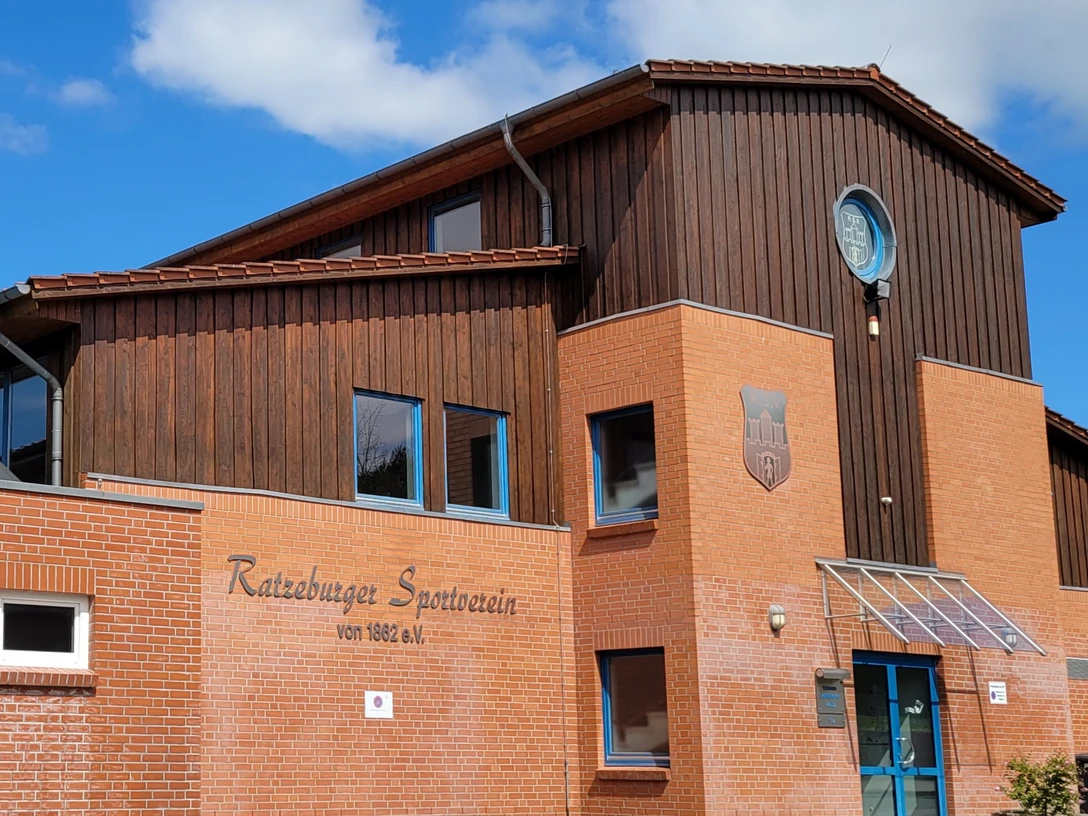 Ratzeburger Sportverein_Silvana Dust_20230510 (1).jpg Außenansicht des Ratzeburger Sportvereins von vorne mit Eingangsbereich
