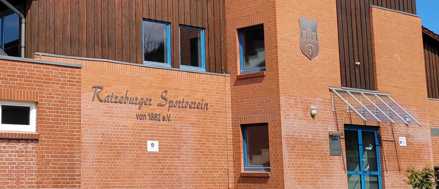 Ratzeburger Sportverein_Silvana Dust_20230510 (1).jpg Außenansicht des Ratzeburger Sportvereins von vorne mit Eingangsbereich