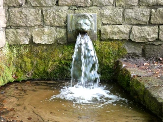Löwenbrunnen_Silvana Dust_20230510 (5).JPG Brunnen mit Löwen, Wasser läuft aus dem Maul der Statue