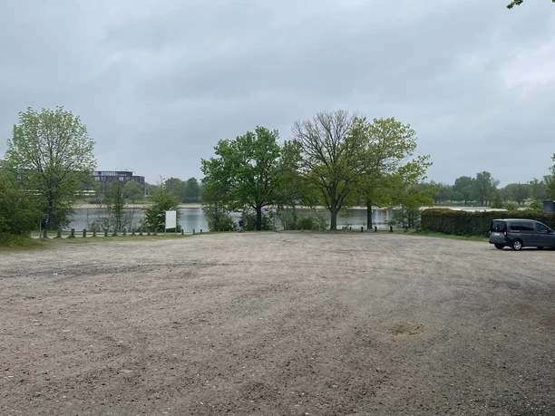 Schotter-Parkplatz am Südufer