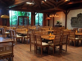 Mekong I and II meeting rooms with banquet seating in the event venue Gondwanaland at Leipzig Zoo | Leipzig Convention Bureau Mekong I and II meeting rooms with banquet seating in the event venue Gondwanaland at Leipzig Zoo – presented by Leipzig Convention Bureau