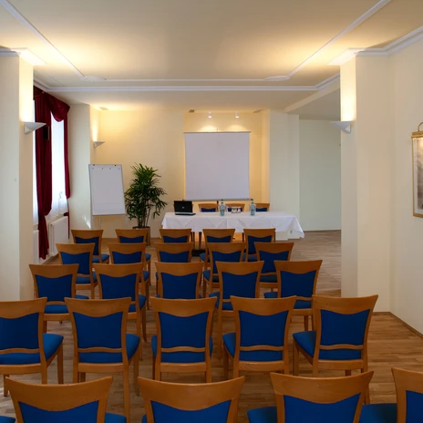 Tagungsraum Salon Fridel Hönisch in der Eventlocation Krystallpalast Varieté | Leipzig Convention Bureau Tagungsraum Salon Fridel Hönisch mit Reihenbestuhlung in der Eventlocation Krystallpalast Varieté – präsentiert vom Leipzig Convention Bureau