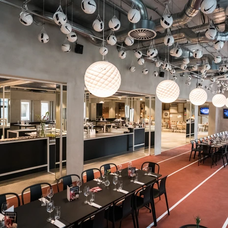 Family & Friends meeting room at the event venue Red Bull Arena | Leipzig Convention Bureau Family & Friends meeting room with banquet style seating at the event venue Red Bull Arena - präsentiert vom Leipzig Convention Bureau