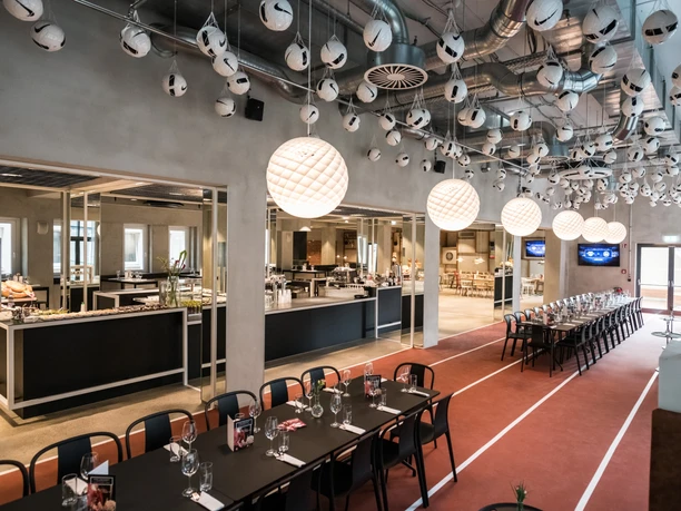 Family & Friends meeting room at the event venue Red Bull Arena | Leipzig Convention Bureau Family & Friends meeting room with banquet style seating at the event venue Red Bull Arena - präsentiert vom Leipzig Convention Bureau