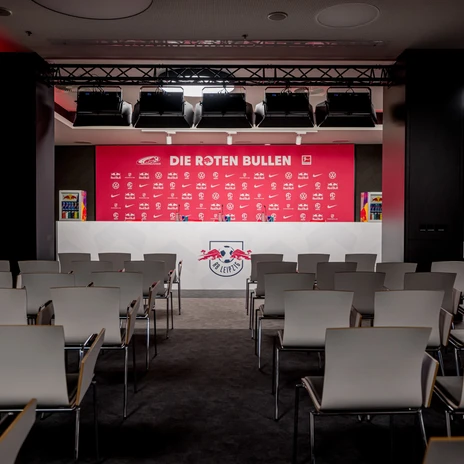 Tagungsraum Pressekonferenzraum in der Eventlocation Red Bull Arena | Leipzig Convention Bureau Tagungsraum Pressekonferenzraum mit Reihenbestuhlung in der Eventlocation Red Bull Arena - präsentiert vom Leipzig Convention Bureau