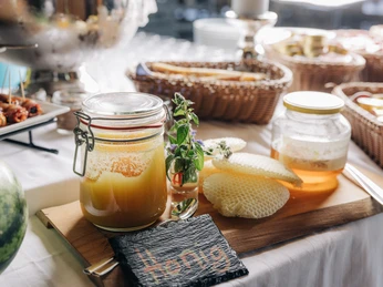 Berghotel Wiriehorn: Honig auf dem Zmorgebüffet Honigglas und Bienenwabe auf einem FrühstücksbuffetHoney jar and honeycomb on a breakfast buffetPot de miel et nid d'abeille sur un buffet de petit-déjeuner