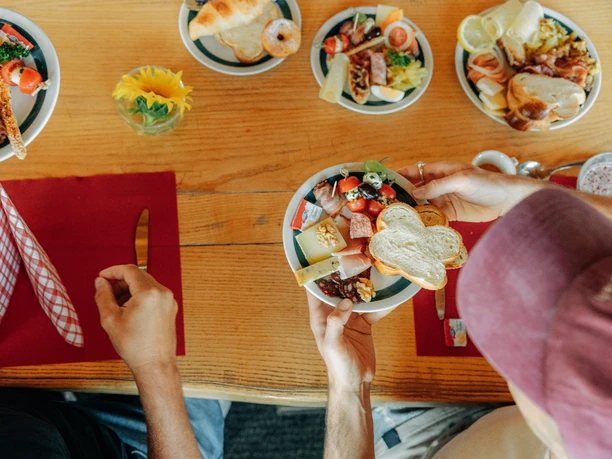 Sonntagsbrunch auf Nüegg Frühstücksteller mit allerlei Feinem vom Buffet